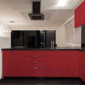 کابینت قرمز تیره آشپزخانه مدرن با اپن و بین کابینتی مشکی