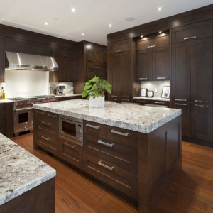 جزیره و کابینت قهوه ای تیره آشپزخانه بزرگ با اپن و پیشخوان سنگی سفید مشکی