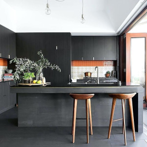 جزیره و کابینت مشکی آشپزخانه مدرن بزرگ