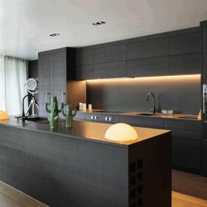 جزیره و کابینت مشکی آشپزخانه مدرن