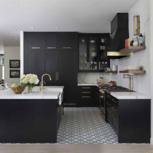 جزیره و کابینت مشکی آشپزخانه با اپن و پیشخوان سنگ مرمر سفید