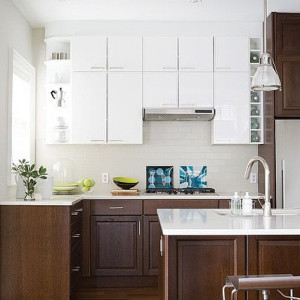 کابینت سفید و قهوه ای تیره ام دی اف در آشپزخانه مدرن با جزیره و بین کابینتی سفید