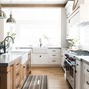 کابینت سفید و قهوه ای روشن ام دی اف در آشپزخانه نئوکلاسیک با جزیره