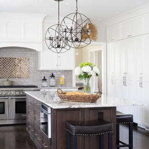 کابینت سفید و قهوه ای تیره ام دی اف در آشپزخانه نئوکلاسیک با بین کابینتی طوسی