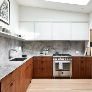 کابینت سفید و قهوه ای تیره ام دی اف در آشپزخانه مدرن با بین کابینتی طوسی طرح سنگ