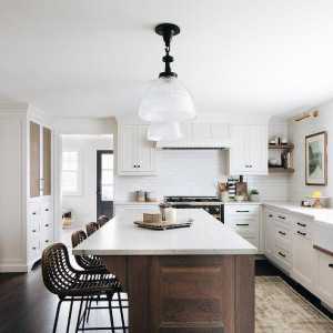 کابینت سفید و قهوه ای تیره ام دی اف در آشپزخانه نئوکلاسیک جزیره دار