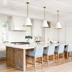 کابینت سفید و قهوه ای روشن ام دی اف در آشپزخانه نئوکلاسیک جزیره دار قهوه ای