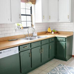 کابینت سبز و سفید مات ام دی اف در آشپزخانه نئوکلاسیک با بین کابینتی آجری سفید و روکابینتی چوبی