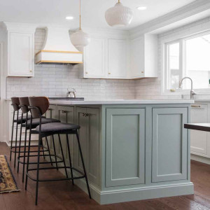 کابینت سبز و سفید ام دی اف مات در آشپزخانه نئوکلاسیک جزیره دار بزرگ با بین کابینتی و روکابینتی سفید