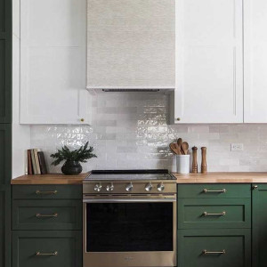 کابینت سبز و سفید ام دی اف مات در آشپزخانه نئوکلاسیک با صفحه روکابینتی چوبی