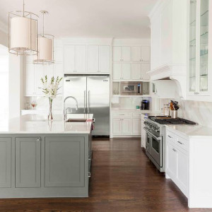 کابینت سبز و سفید در آشپزخانه نئوکلاسیک بزرگ جزیره دار