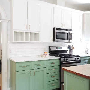 کابینت سبز و سفید ام دی اف مات در آشپزخانه نئوکلاسیک با روکابینتی و بین کابینتی سفید