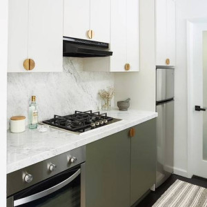 کابینت سبز و سفید ام دی اف مات در آشپزخانه مدرن با بین کابینتی مرمر سفید