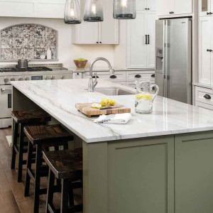 کابینت سبز و سفید ام دی اف مات در آشپزخانه نئوکلاسیک جزیره دار بزرگ با روکابینتی مرمر