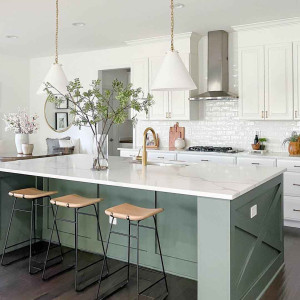 کابینت سبز و سفید مات ام دی اف در آشپزخانه نئوکلاسیک بزرگ جزیره دار با صفحه روکابینت مرمر سفید