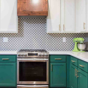 کابینت سبز و سفید ام دی اف مات در آشپزخانه نئوکلاسیک با کاشی بین کابینتی طوسی سفید و روکابینتی سفید