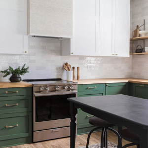 کابینت سبز و سفید مات ام دی اف در آشپزخانه نئوکلاسیک با روکابینتی چوبی و بین کابینتی سفید طوسی