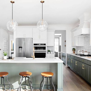 کابینت سبز و سفید ام دی اف مات در آشپزخانه نئوکلاسیک جزیره دار با بین کابینتی سفید طوسی و روکابینتی مرمر سفید