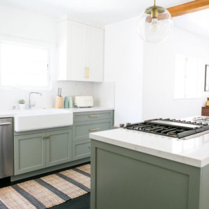 کابینت سبز و سفید مات ام دی اف در آشپزخانه نئوکلاسیک با روکابینتی سفید