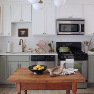 کابینت سبز و سفید ام دی اف مات در آشپزخانه نئوکلاسیک