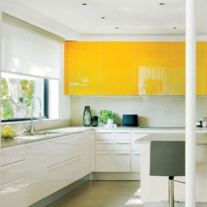 کابینت سفید زرد های گلاس در آشپزخانه مدرن