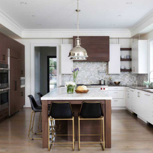 کابینت سفید و رنگ چوب تیره در آشپزخانه نئوکلاسیک بزرگ جزیره دار