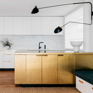 کابینت سفید طلایی های گلاس در آشپزخانه مدرن