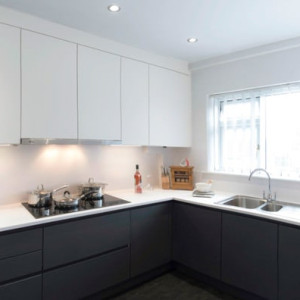 کابینت سفید مشکی مات در آشپزخانه مدرن