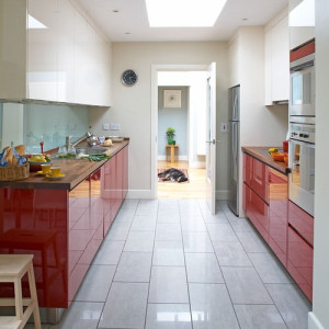 کابینت سفید قرمز های گلاس در آشپزخانه مدرن