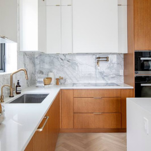 کابینت سفید و رنگ چوب روشن در آشپزخانه مدرن