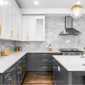 کابینت سفید طوسی مات در آشپزخانه نئوکلاسیک با کاشی بین کابینتی طوسی