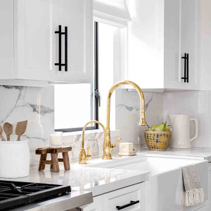 کابینت سفید یک دست مات در آشپزخانه نئوکلاسیک