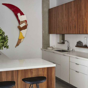 کابینت سفید و رنگ چوب تیره در آشپزخانه مدرن