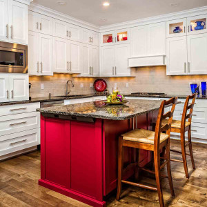 کابینت سفید و قرمز در آشپزخانه نئوکلاسیک