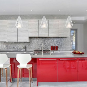 کابینت سفید و قرمز های گلاس در آشپزخانه مدرن