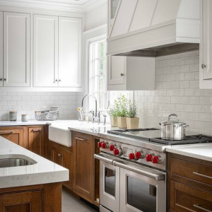 کابینت سفید و رنگ چوب تیره در آشپزخانه نئوکلاسیک