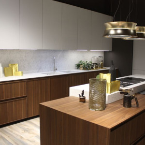 کابینت سفید و رنگ چوب تیره در آشپزخانه مدرن