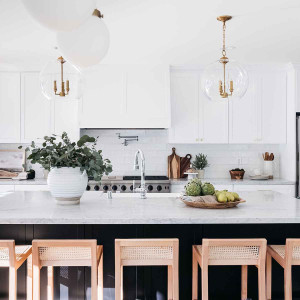 کابینت سفید مشکی در آشپزخانه نئوکلاسیک