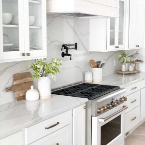 کابینت یکدست سفید مات در آشپزخانه نئوکلاسیک با بین کابینتی و روکابینتی مرمر