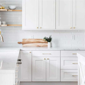 کابینت یکدست سفید مات در آشپزخانه نئوکلاسیک با بین کابینتی آجری سفید