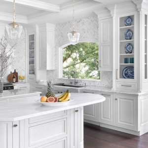 کابینت سفید یکدست مات در آشپزخانه کلاسیک
