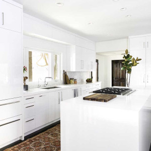 کابینت یکدست سفید مات در آشپزخانه مدرن بزرگ جزیره دار