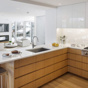 کابینت سفید های گلاس و رنگ چوب مات در آشپزخانه مدرن