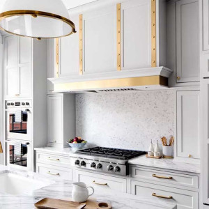 کابینت سفید طلایی مات در آشپزخانه نئوکلاسیک با یراق آلات و اکسسوری های طلایی