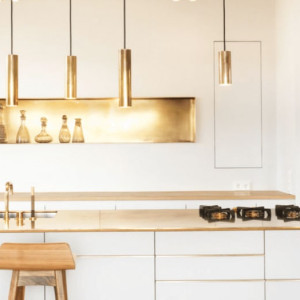 کابینت سفید طلایی مات در آشپزخانه مدرن با اککسوری و طاقچه طلایی