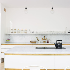 کابینت سفید طلایی مات در آشپزخانه مدرن جزیره دار