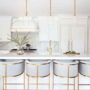 کابینت سفید طلایی مات در آشپزخانه نئوکلاسیک جزیره دار