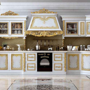 کابینت سفید طلایی مات در آشپزخانه نئوکلاسیک با بین کابینتی قهوه ای