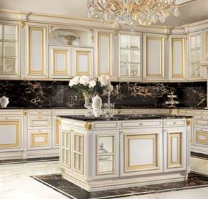 کابینت سفید طلایی مات در آشپزخانه کلاسیک جزیره دار با بین کابینتی مشکی