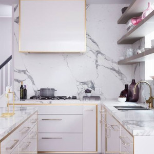 کابینت سفید طلایی در آشپزخانه مدرن با بین کابینتی سنگی
